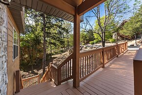 Whispering Woods Lodge - Sleeps 6 2 Bedroom Home by RedAwning