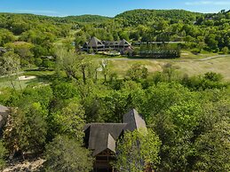 Whispering Woods Lodge - Sleeps 6 2 Bedroom Home by RedAwning