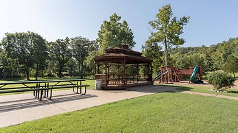 Whispering Woods Lodge - Sleeps 6 2 Bedroom Home by RedAwning