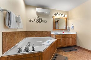 Whispering Woods Lodge - Sleeps 6 2 Bedroom Home by RedAwning