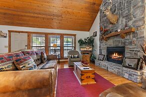 Whispering Woods Lodge - Sleeps 6 2 Bedroom Home by RedAwning