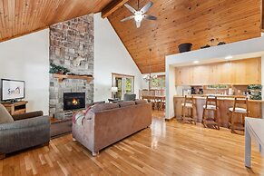 Mayberry Lodge 2 Bedroom Cabin by RedAwning