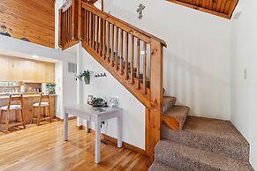 Mayberry Lodge 2 Bedroom Cabin by RedAwning