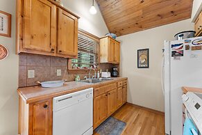 Dakota Lodge 2 Bedroom Home by RedAwning