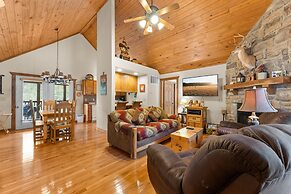 Dakota Lodge 2 Bedroom Home by RedAwning