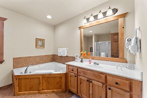 Dakota Lodge 2 Bedroom Home by RedAwning