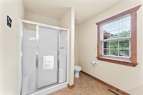 Dakota Lodge 2 Bedroom Home by RedAwning