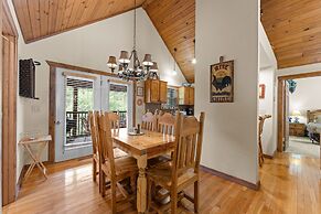 Dakota Lodge 2 Bedroom Home by RedAwning