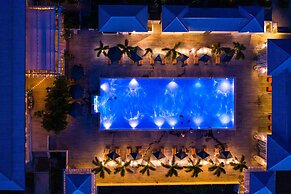 Mahogany Bay Resort & Beach Club, Curio Collection by Hilton