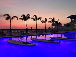 Mahogany Bay Resort & Beach Club, Curio Collection by Hilton