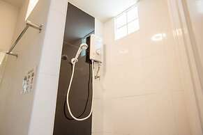 The Zell Budget Hotel Buriam