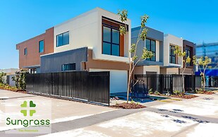 The Peninsula at Hope Island