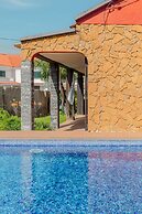 Aroeira Pool House by Lisbon-Coast