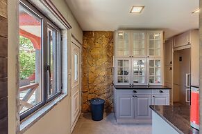 Aroeira Pool House by Lisbon-Coast