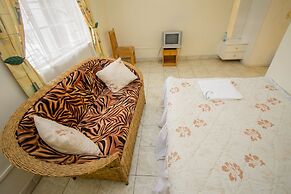 Harlequin Suites Hotel