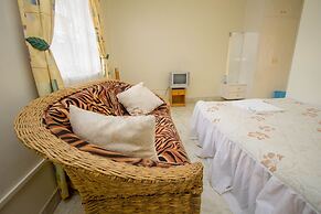 Harlequin Suites Hotel