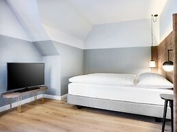 Stage 12 Hotel by Penz