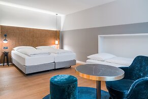 Stage 12 Hotel by Penz