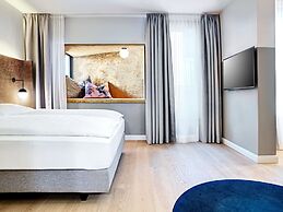 Stage 12 Hotel by Penz