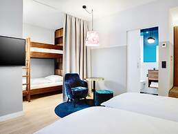 Stage 12 Hotel by Penz