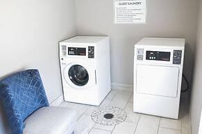 Holiday Inn Express & Suites Memphis Arpt Elvis Presley Blv by IHG