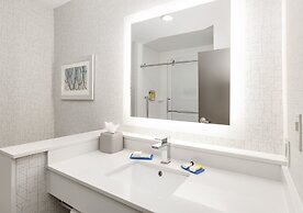 Holiday Inn Express & Suites Dallas NW - Farmers Branch by IHG