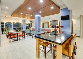 Holiday Inn Express & Suites Dallas NW - Farmers Branch by IHG