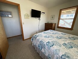 Hatteras Hideaway 3 Bedroom Cottage by RedAwning