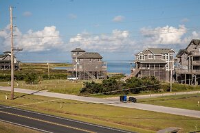 Hatteras Hideaway 3 Bedroom Cottage by RedAwning