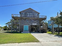 Hatteras Hideaway 3 Bedroom Cottage by RedAwning