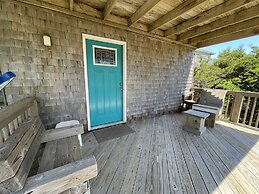 Hatteras Hideaway 3 Bedroom Cottage by RedAwning