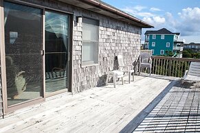 Hatteras Hideaway 3 Bedroom Cottage by RedAwning