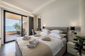 Sea View Luxury Rooms Seven of Nine