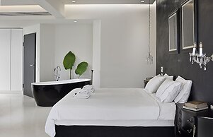 Alto Psyrri Penthouse by K&K