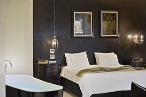 Alto Psyrri Penthouse by K&K