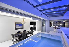 Alto Psyrri Penthouse by K&K