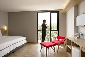 Up-Peak Hotel Simpang Lima Semarang Powered by Archipelago