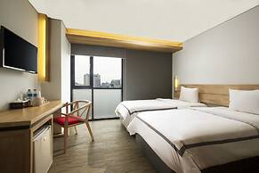 Up-Peak Hotel Simpang Lima Semarang Powered by Archipelago