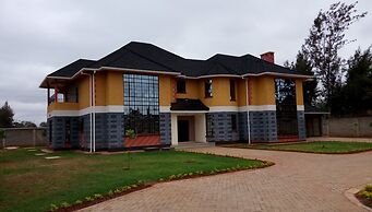 Karen Crescent Hotel