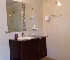 Karen Crescent Hotel