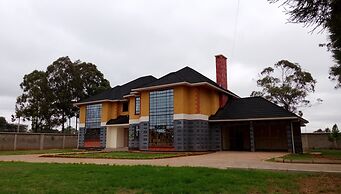 Karen Crescent Hotel