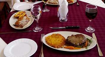 Karen Crescent Hotel