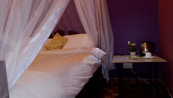 Karen Crescent Hotel