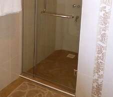 Karen Crescent Hotel