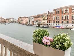 Luxury Apartment On Grand Canal
