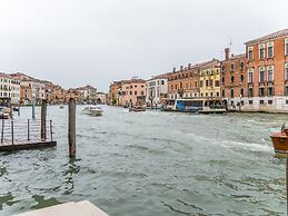 Luxury Apartment On Grand Canal