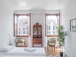 Luxury Apartment On Grand Canal