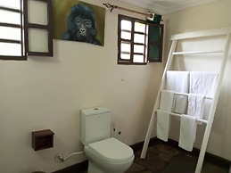 Da Vinci Gorilla Lodge