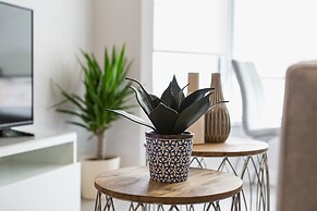 QuickStay - Class in Yorkville (Yonge & Bloor)