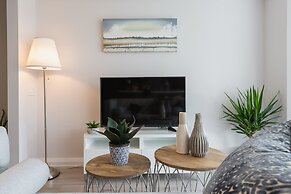 QuickStay - Class in Yorkville (Yonge & Bloor)